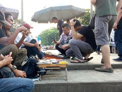 Geliat PKL Handphone di RTH Jembatan Ampera