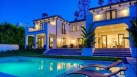 Saat membela Barcelona, Neymar membeli sebuah properti di Pedralbes, Barcelona. Rumah plus kolam renang itu kini disewakan dengan harga Rp 281 juta per bulan. (sportskeeda)