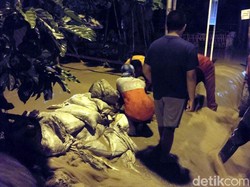 Karung Pasir dan Pompa untuk Atasi Luapan Banjir di Semarang