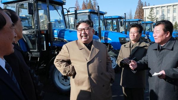 Tawa Kim Jong Un Saat Jajal Traktor