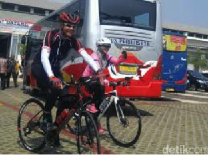 Bersepeda, Ganjar dan Wisman Asyik Jelajah Alam di Jawa Tengah