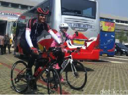 Bersepeda, Ganjar dan Wisman Asyik Jelajah Alam di Jawa Tengah