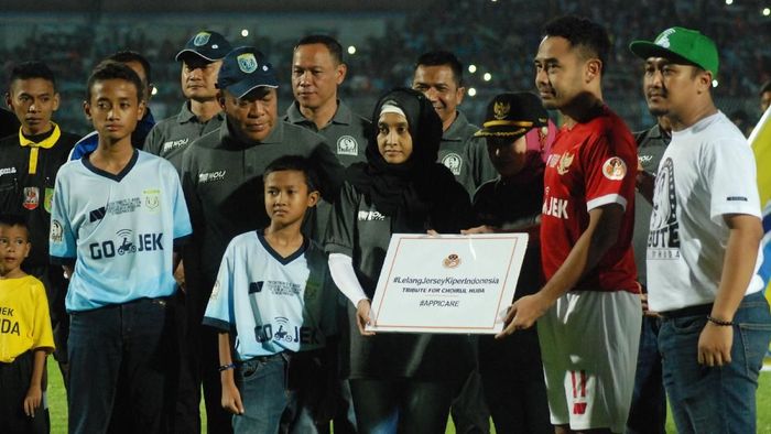 Ponaryo Astaman (kedua kanan) menyerahkan hasil lelang jersey kiper kepada Lidya Agraeni (tengah), istri almarhum kiper Persela Choirul Huda (Syaiful Arif/Antara Foto) Ponaryo Astaman (kedua kanan) menyerahkan hasil lelang jersey kiper kepada Lidya Agraeni (tengah), istri almarhum kiper Persela Choirul Huda (Syaiful Arif/Antara Foto)