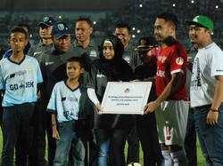 Menang-Kalah Tak Penting dalam Tribute Match Choirul Huda