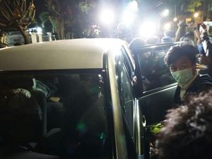 Belasan Penyidik KPK Keluar dari Rumah Novanto, Bawa Banyak Koper