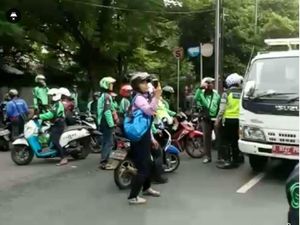 Tak Terima Ditertibkan, Driver Ojek Online Pukuli Dishub di Jakpus Tak Terima Ditertibkan, Driver Ojek Online Pukuli Dishub di Jakpus