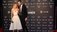 Edurne Garcia, kekasih kiper MU David de Gea, tampil cantik dengan gaun putih dalam acara United for UNICEF Gala Dinner di Old Trafford.  (Paul Ellis/AFP)