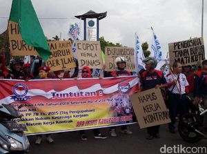 Buruh di Demak Gelar Aksi Tuntut Kenaikan UMK Buruh di Demak Gelar Aksi Tuntut Kenaikan UMK