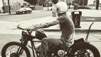 Begini gaya Beckham saat mengendari motornya di Los Angeles. Santai tapi tetap terlihat keren. Foto: Instagram @davidbeckham