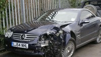 Mercedes SL55 AMG milik Cesc Fabregas mengalami kerusakan parah pada bagian depan dalam sebuah kecelakaan yang terjadi pada awal 2011 lalu. (metro.uk)