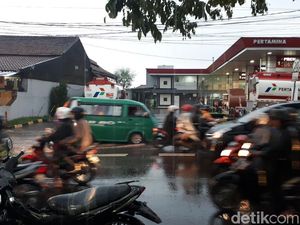 Banjir Nyaris Satu Meter Terjang SPBU Cikadut Bandung