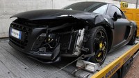 Mobil lain yang pernah dihancurkan Balotelli adalah Audi R8. Peristiwa ini terjadi di 2010. (manchestereveningnews)