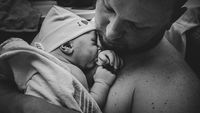 Foto: Skin to Skin antara si Kecil yang Baru Lahir dengan Ayah