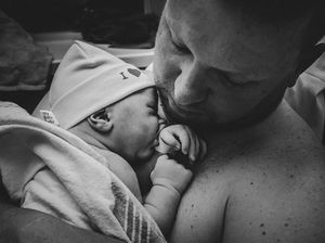 Foto: Skin to Skin antara si Kecil yang Baru Lahir dengan Ayah