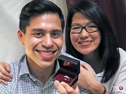 Ada Kisah Haru di Balik Pria yang Cincin Kawinnya dari Staples Bekas Operasi