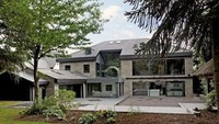 Selamat datang di kediaman Zlatan Ibrahimovic. Rumah ini disewa Ibra selama dia memperkuat Manchester United. Biaya sewanya disebut bernilai skitar Rp 294 juta per bulan. (sportskeeda)
