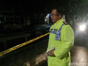 Garis Polisi Dipasang di TKP Kecelakaan Mobil Setya Novanto