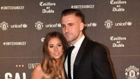 Luke Shaw bersama pasangan Anouska Santos dalam United for UNICEF Gala Dinner di Old Trafford. (Paul Ellis/AFP)