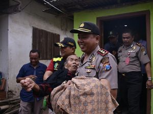 Saat Kapolres Probolinggo Obatkan Nenek Sebatang Kara ke Puskesmas