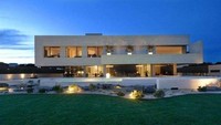 Kalau Anda penasaran bagaimana bentuk rumah pemain terbaik dunia, inilah jawabannya. Bertetangga dengan Gareth Bale dan Zinedine Zidane, rumah Cristiano Ronaldo ini ditaksir bernilai sekitar Rp 142,5 miliar. (sportskeeda)