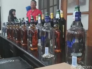 Polisi Bandung Sita 3.000 Botol Miras di Toko Kelontongan