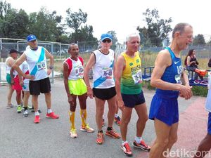 Oleh-oleh Mbah Dar, Penarik Becak Peraih Medali di Chile Oleh-oleh Mbah Dar, Penarik Becak Peraih Medali di Chile