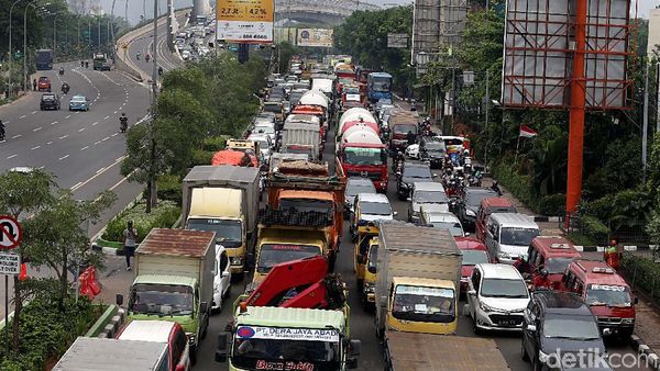 Rambu VMS Roboh, Jalan Protokol Kota Bekasi Macet