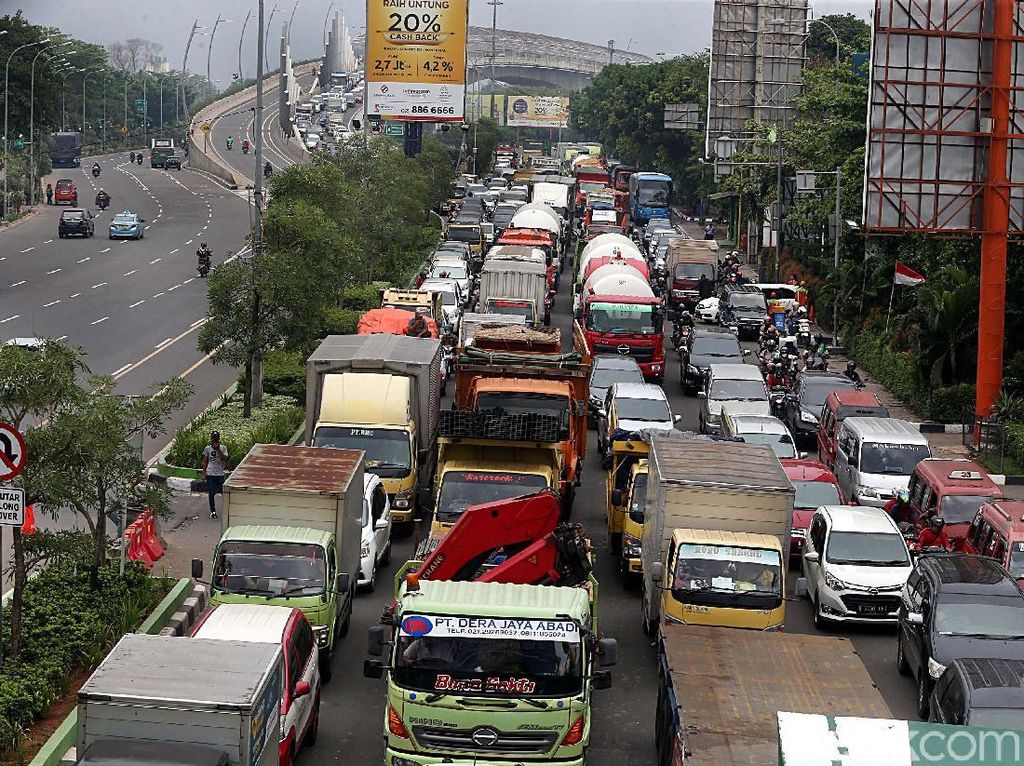 Rambu VMS Roboh, Jalan Protokol Kota Bekasi Macet Rambu VMS Roboh, Jalan Protokol Kota Bekasi Macet