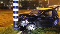 Aguero mengalami kecelakaan saat taksi yang dia tumpangi usai menonton konser di Amsterdam menghantam tiang lampu penerang jalan. Striker Manchester City itu mengalami patah tulang rusuk (ist: guardian)