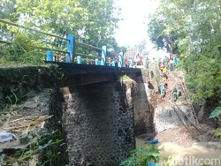Diterjang Hujan, Jembatan Penghubung Antar Desa Nyaris Ambrol
