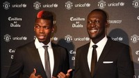 Paul Pogba bersama penyanyi hip hop Stormzy berpose di atas red carpet United for UNICEF Gala Dinner di Old Trafford. (Paul Ellis/AFP)