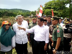 Naik Traktor, Mentan Panen Padi di Sulsel