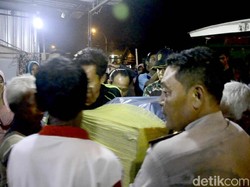 Isak Tangis Sambut Kedatangan Jenazah Korban Kapal Tenggelam