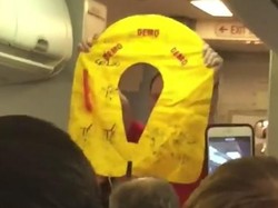 Panas! Mungkin Ini Aksi Peragaan Keselamatan Pesawat Paling Seksi