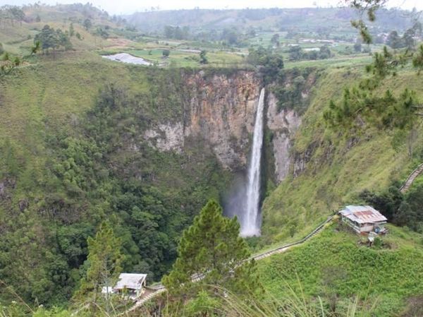 Lepas Rindu ke Air Terjun Kebanggaan Orang Batak, Sipiso-piso