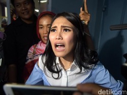 Usaha Kue Kena Cibir Netizen, Ayu Ting Ting Menghindar