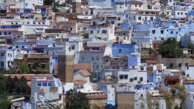 CHEFCHAOUEN KOTA BIRU DARI MAROKO A general views shows two minarets amongst houses painted in the traditional blue colour in the northwestern Moroccan city of Chefchaouen, in the Rif mountains, on June 20, 2017. / AFP PHOTO / EMILY IRVING-SWIFT