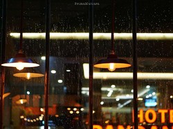 Menunggu ditemani hujan