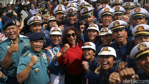Aksi Menteri Susi dan ABK KRI Bima Suci