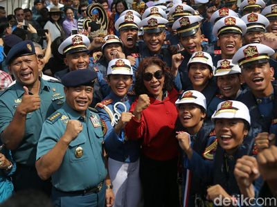 Aksi Menteri Susi dan ABK KRI Bima Suci