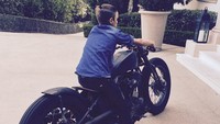Hobi Beckham terhadap motor sepertinya mulai menurun ke putranya, Romeo. Tengok gaya Romeo ini saat mencoba motor ayahnya. Foto: Instagram @davidbeckham