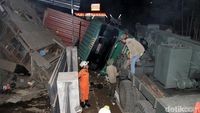 Truk Kontainer Terguling di Sumedang, Satu Orang Tewas