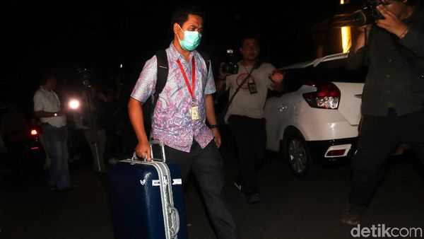 Foto: Penyidik KPK Bawa Banyak Koper dari Rumah Setya Novanto