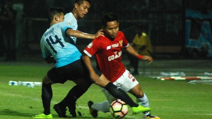 Andik Vermansah (kanan) berusaha melewati dua pemain Persela (Syaiful Arif/Antara Foto) Andik Vermansah (kanan) berusaha melewati dua pemain Persela (Syaiful Arif/Antara Foto)