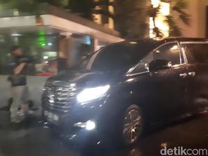Usai Magrib, 3 Alphard Keluar dari Rumah Novanto Usai Magrib, 3 Alphard Keluar dari Rumah Novanto