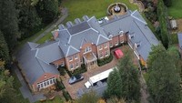 Wayne Rooney pernah jadi pesepakbola dengan gaji paling besar di Premier League. Salah satu investasi yang dia lakukan dengan kekayaannya adalah membeli mansion ini dengan nilai Rp 229,7 miliar.  (sportskeeda)