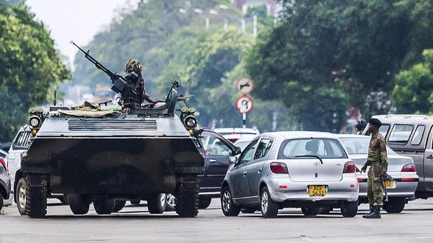 Kudeta Militer Zimbabwe An armoured personnel carrier stations by an intersection as Zimbabwean soldiers regulate traffic in Harare on November 15, 2017. Zimbabwe's military appeared to be in control of the country on November 15 as generals denied staging a coup but used state television to vow to target