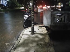 TKP Kecelakaan Setya Novanto: Tiang Listrik Tegak, Mobil Dievakuasi TKP Kecelakaan Setya Novanto: Tiang Listrik Tegak, Mobil Dievakuasi
