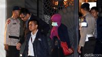 Dikawal Brimob, Tim KPK Bawa Koper Keluar dari Rumah Novanto