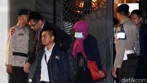 Dikawal Brimob, Tim KPK Bawa Koper Keluar dari Rumah Novanto